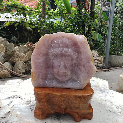 Điêu khắc Mặt Phật Thích Ca trên cuội đá thạch anh hồng 