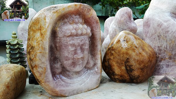 Ý nghĩa phong thủy của Mặt Phật Bà Quan Âm Trong viên đá thạch anh hồng